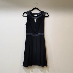Lady Dutch | V-neck Dress
